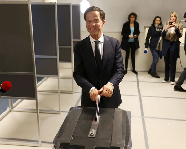 Hollanda Başbakanı Mark Rutte, Lahey'de oyunu kullandı - Sputnik Türkiye