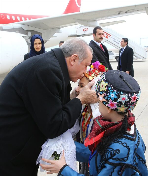 Erdoğan'ı havalimanında yöresel kıyafetler giymiş çocuklar karşıladı. - Sputnik Türkiye