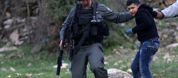 İsrail polisi Ramallah'ta göstericilere müdahale ediyor - Sputnik Türkiye