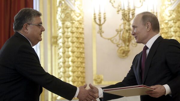 Türkiye'nin Moskova Büyükelçisi Hüseyin Diriöz ve Rusya Devlet Başkanı Vladimir Putin - Sputnik Türkiye