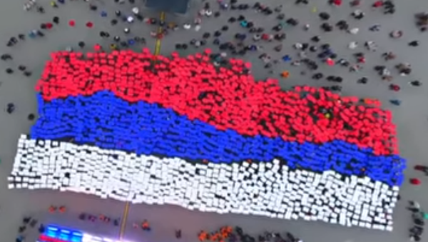 Kırım’ın Rusya’ya bağlanmasının 3. yıldönümü çerçevesinde Sivastopol’de toplanan yüzlerce yarımada sakini ‘canlı’ Rusya bayrağını oluşturdu. - Sputnik Türkiye