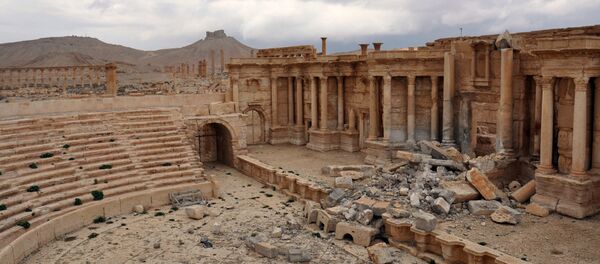 Palmira antik kentindeki IŞİD militanları tarafından tahrip edilen antik Roma tiyatrosu - Sputnik Türkiye