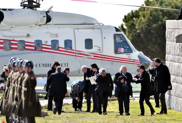 Kurtulmuş ve eşi, korumaların yardımıyla ayağa kalkabildi - Sputnik Türkiye