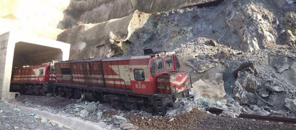 Heyelan nedeniyle yük treni raydan çıktı - Sputnik Türkiye