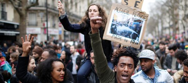Paris'te polis şiddeti protesto edildi Paris'te polis şiddeti protesto edildi - Sputnik Türkiye