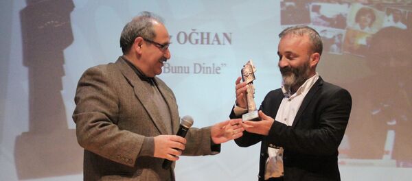 Yavuz Oğhan, ÇGD'nin 'En İyi Radyo Programı' ödülünü aldı - Sputnik Türkiye