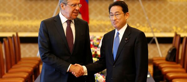 Rusya Dışişleri Bakanı Sergey Lavrov, Japonya Dışişleri Bakanı Fumio Kişida ile birlikte - Sputnik Türkiye
