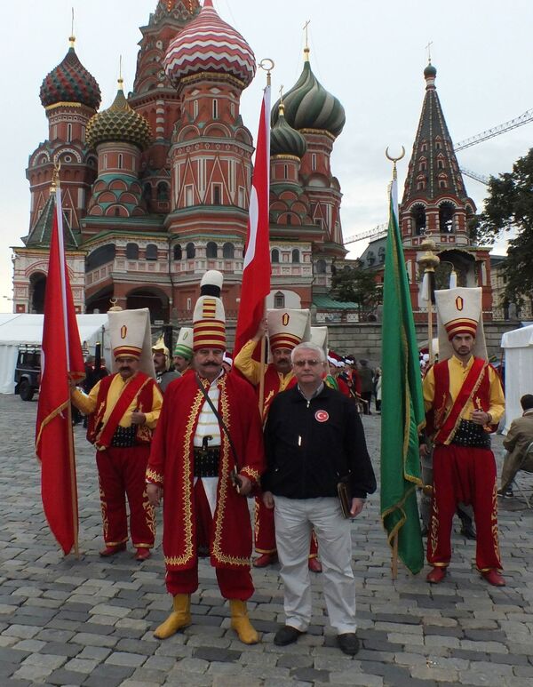 İznik Mehter Takımı kurucusu Kadir Akçaalan ve ekip üyeleri. - Sputnik Türkiye