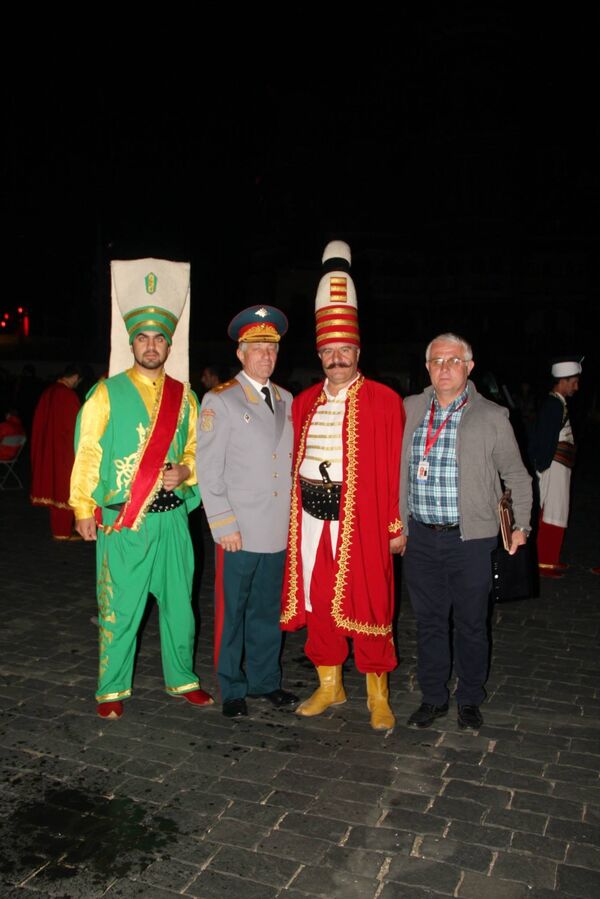 İznik Mehter Takımı üyeleri, Kızıl Ordu Korosu Şefi Valeri Halilov ve İznik Mehter Takımı kurucusu Kadir Akçaalan. - Sputnik Türkiye