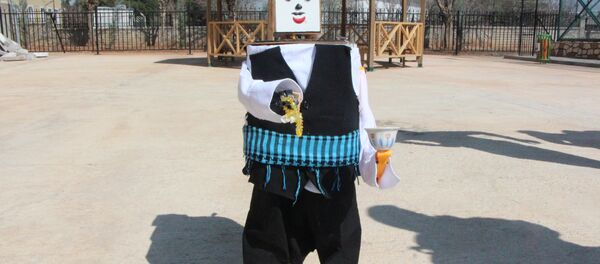 Şanlıurfa'da 11. sınıf öğrencisi Mazlum Sürmeli, atık malzemelerden robot tasarladı. 'Urfalı' adı verilen şalvar giydirilip poşu taktırılan robot, tespih çekip mırra servisi yapıyor. - Sputnik Türkiye