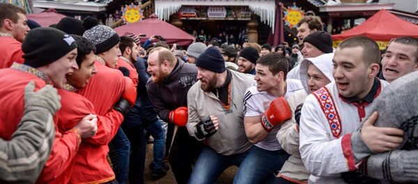İzmaylovo Kültür Merkezi'ndeki Maslenitsa festivalinde düzenlenen geleneksel dövüş - Sputnik Türkiye