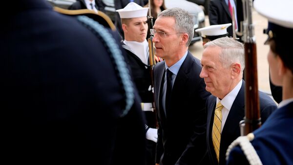 ABD Dışişleri Bakanı Mattis ve NATO Genel Sekreteri Stoltenberg - Sputnik Türkiye