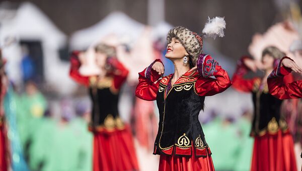 Kırgızistan’ın başkenti Bişkek’in merkez meydanı Ala-Too’da Nevruz etkinlikleri düzenlendi. Kent sakinleri ve konuklarını tiyatro ve dans ekipleri eğlendirdi. - Sputnik Türkiye