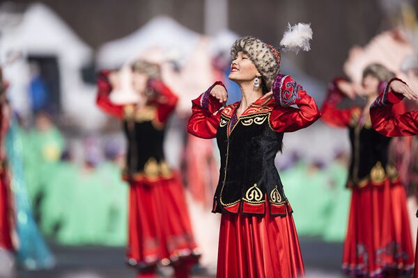 Kırgızistan’ın başkenti Bişkek’in merkez meydanı Ala-Too’da Nevruz etkinlikleri düzenlendi. Kent sakinleri ve konuklarını tiyatro ve dans ekipleri eğlendirdi. - Sputnik Türkiye