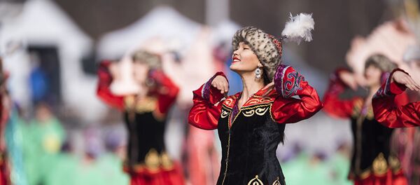 Kırgızistan’ın başkenti Bişkek’in merkez meydanı Ala-Too’da Nevruz etkinlikleri düzenlendi. Kent sakinleri ve konuklarını tiyatro ve dans ekipleri eğlendirdi. - Sputnik Türkiye