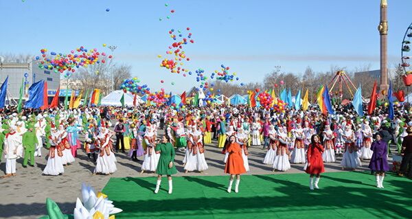 Binlerce vatandaş aileleriyle birlikte merkez meydana gelerek kutlamalara katıldı. - Sputnik Türkiye