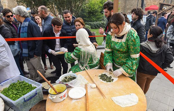 Nevruz Festivali’nde ulusal yemeklere tüm ciddiye yaklaşıldı. Konuklar canlı olarak yemeklerin pişirilme sürecini izleme fırsatını yakaladı. - Sputnik Türkiye