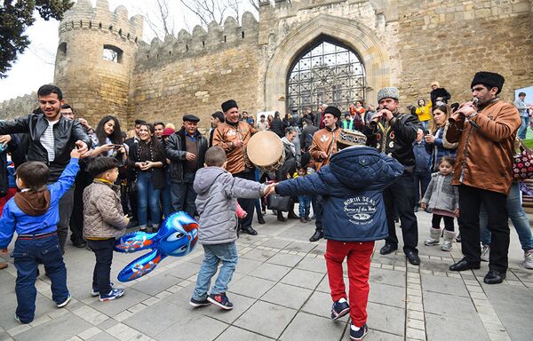 Kale duvarı önündeki etkinliklerde, canlı halk müziğini dinlemek için gelen kent sakinleri dans etti. - Sputnik Türkiye