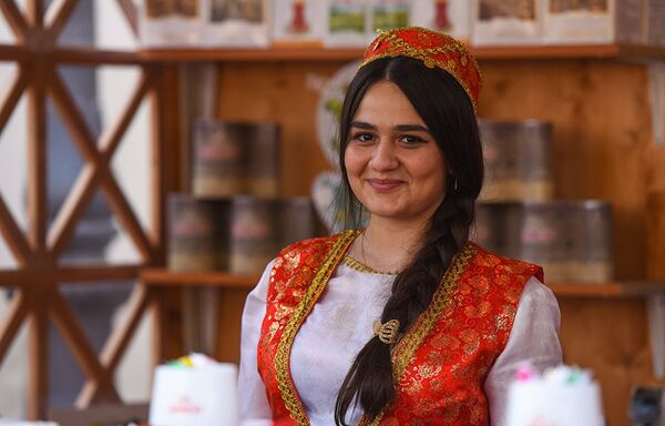 Nevruz, Azerbaycan’da en kitlesel ve en popüler bayram olarak gösteriliyor. Hediyelik eşyaların satıcıları bile bu günlerde bayrama uygun giyinip kuşanıyor. - Sputnik Türkiye