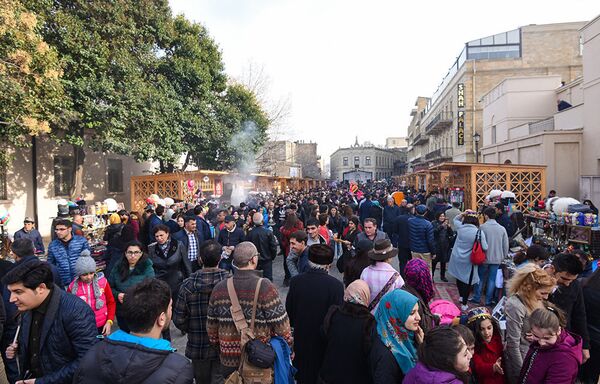 Pazar Meydanı’nda Bahar Galası festivali düzenlendi. Burada, Nevruz’u kutlayan ülkelerin stantları açıldı. - Sputnik Türkiye