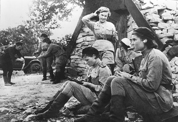 Savaş sırasındaki Sovyet kadın pilotlar. - Sputnik Türkiye