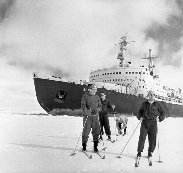‘Lenin’ nükleer buzkıranın mürettebatı, Arktik buzullar arasında verilen kısa moladan istifade ederek kayak yaptı. - Sputnik Türkiye