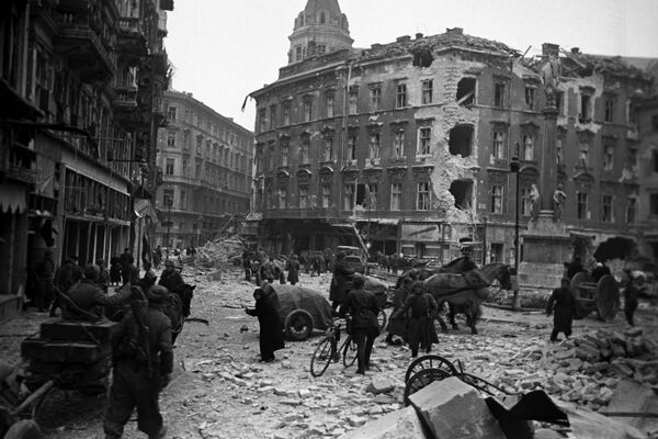 Nazilerden kurtarılan Budapeşte'nin bir mahallesi, Şubat 1945. - Sputnik Türkiye