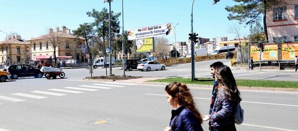 AK Parti Diyarbakır İl Başkanlığı, 'Her Evet Şeyh Sait ve arkadaşlarına bir Fatiha'dır' yazılı bir pankart astı. - Sputnik Türkiye