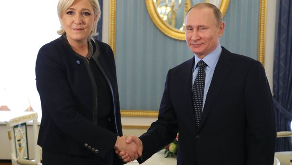 Ulusal Cephe (FN) lideri Marine Le Pen- Rusya Devlet Başkanı Vladimir Putin - Sputnik Türkiye