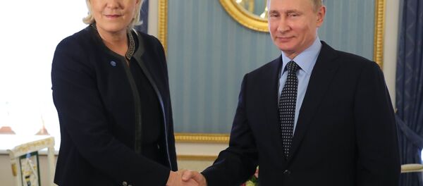 Ulusal Cephe (FN) lideri Marine Le Pen- Rusya Devlet Başkanı Vladimir Putin - Sputnik Türkiye