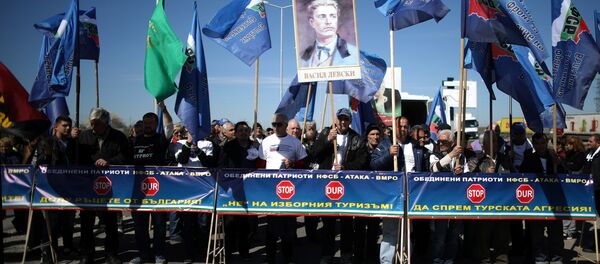 Türkiye'den Bulgaristan'a oy vermeye giden çifte vatandaşları protesto eden Bulgarlar - Sputnik Türkiye