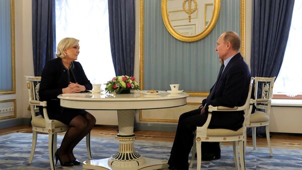 Fransız aşırı sağcı Marine Le Pen ve Rusya Devlet Başkanı Vladimir Putin - Sputnik Türkiye