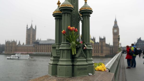 Londra'daki Westminster köprüsüne bırakılan çiçekler - Sputnik Türkiye