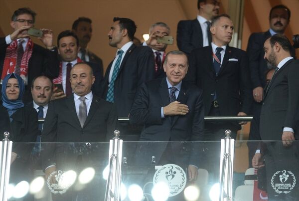 Cumhurbaşkanı Recep Tayyip Erdoğan, karşılaşmayı Dışişleri Bakanı Mevlüt Çavuşoğlu, Aile ve Sosyal Politikalar Bakanı Fatma Betül Sayan Kaya ile birlikte izledi.  - Sputnik Türkiye