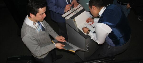 ABD ve İngiltere'ye giden THY yolcuları uçağa biniş sırasında elektronik cihazlarını, özel bir kutu içerisinde kargo kısmında taşınması için görevlilere teslim etti. - Sputnik Türkiye