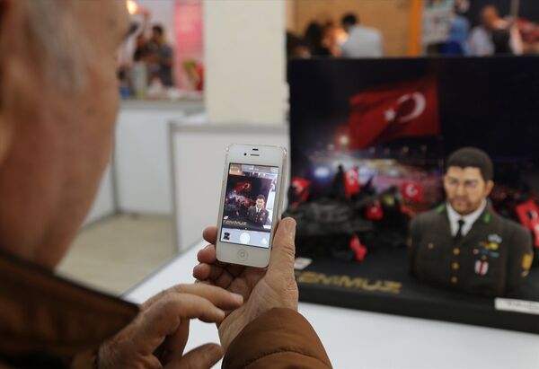 Festivalde, 15 Temmuz darbe girişiminde yaşamını yitiren Ömer Halisdemir'in pastası da ilgi çekenler arasındaydı. - Sputnik Türkiye