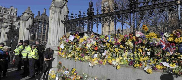 İngiliz parlamentosu önüne bırakılan çiçekler İngiliz parlamentosu önüne bırakılan çiçekler - Sputnik Türkiye
