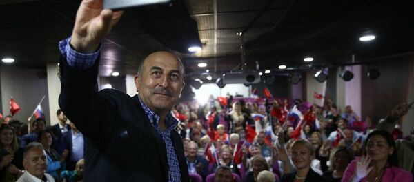 Dışişleri Bakanı Mevlüt Çavuşoğlu, Antalya'daki temasları kapsamında Rus Sanat ve Kültür Derneği üyeleriyle selfie yaptı. - Sputnik Türkiye