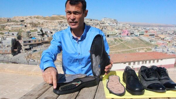 Şanlıurfalı vatandaş sinyal kesici ayakkabı tasarladı - Sputnik Türkiye