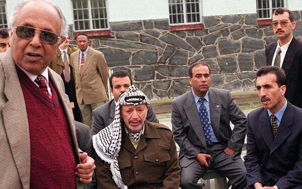 Kathrada, Filistin'in efsanevi lideri Yaser Arafat'a da 18 yıl boyunca tutuklu kaldığı hapishaneyi gezirmişti. - Sputnik Türkiye