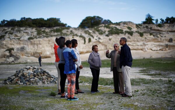 Ailesiyle birlikte Güney Afrika'yı ziyaret eden eski ABD Başkanı Barack Obama, Kathrada eşliğinde Robben Adası'nı gezmişti. - Sputnik Türkiye