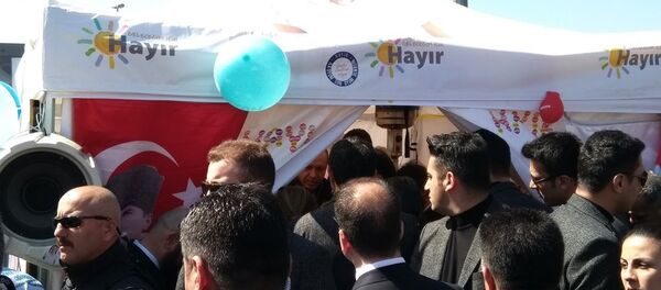 Cumhurbaşkanı Recep Tayyip Erdoğan, Sarıyer'de 'Hayır' standına uğradı - Sputnik Türkiye