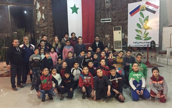 Maryana Naumova Suriyeli çocuklarla - Sputnik Türkiye