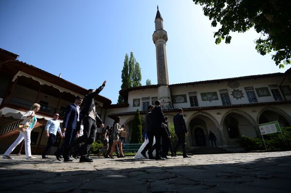 Han Sarayı'ndaki Büyük Han Camisi önünde düğün töreni - Sputnik Türkiye