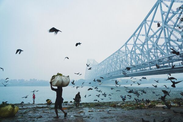 Bangladeşli fotoğrafçı Mohammad Amir Hamja’nın 'Howrah Bridge' çalışması - Sputnik Türkiye