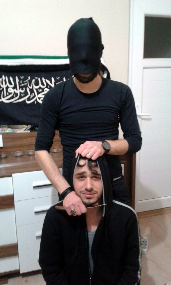 Zanlının eşyaları arasında ele geçirilen dijital verileri inceleyen siber uzmanlar, Qahwatı’nın maske takıp bir kişinin boğazına bıçak dayamış halde çektirdiği fotoğraflar ele geçirildi.  - Sputnik Türkiye