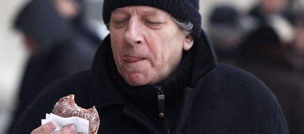 Yalnız yemek yiyen yaşlı erkekler sosyal olan yaşıtlarına göre daha erken ölüyor - Sputnik Türkiye