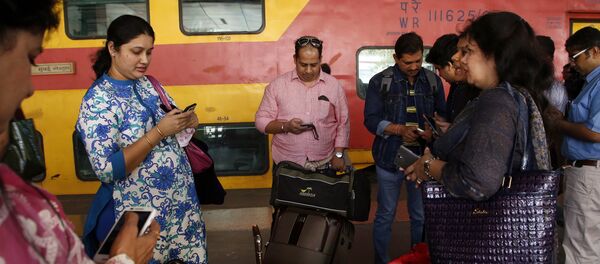 Indian travellers use a free WiFi service to browse the net at Mumbai Central Train Station in Mumbai, India, Friday, Jan. 22, 2016 - Sputnik Türkiye