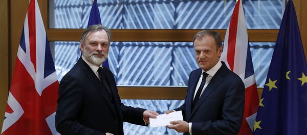 İngiltere'nin AB daimi temsilcisi Tim Barrow Brexit mektubunu AB Konseyi Başkanı Donald Tusk'a iletti İngiltere'nin AB daimi temsilcisi Tim Barrow Brexit mektubunu AB Konseyi Başkanı Donald Tusk'a iletti - Sputnik Türkiye