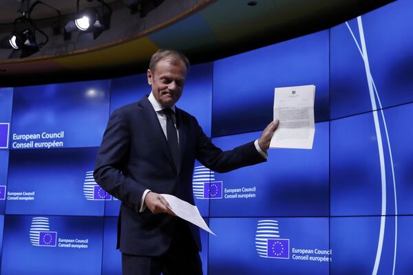 Mektubu almasının ardından basın mensuplarına da açıklamalarda bulunan Tusk, Sizi şimdiden özlüyoruz. Teşekkürler ve güle güle. Mutlu bir günmüş gibi davranmanın anlamı yok dedi. Mektubu almasının ardından basın mensuplarına da açıklamalarda bulunan Tusk, Sizi şimdiden özlüyoruz. Teşekkürler ve güle güle. Mutlu bir günmüş gibi davranmanın anlamı yok dedi. - Sputnik Türkiye